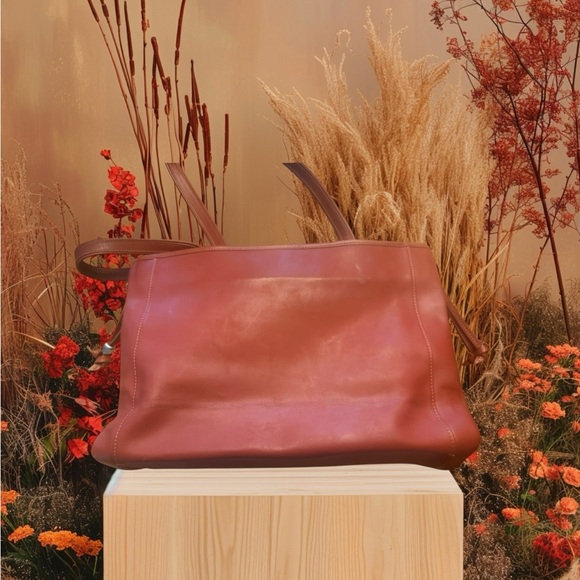 Longchamp Leather Shoulder Bag! 15”X9.5”x4” - Picture 4 of 5